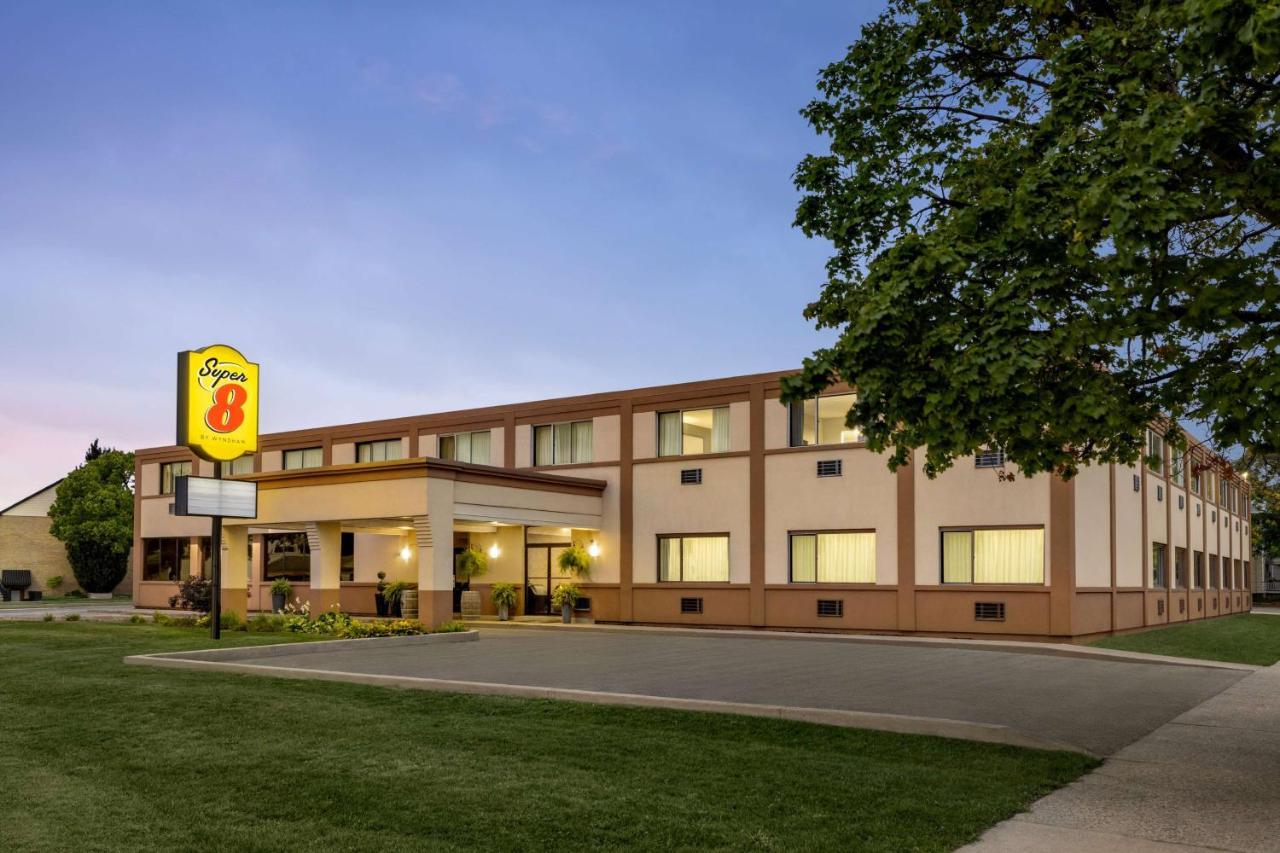 Super 8 by Wyndham Sarnia ON Hotel Bagian luar foto