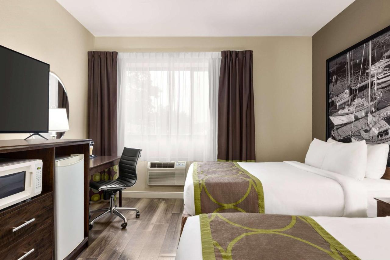 Super 8 by Wyndham Sarnia ON Hotel Bagian luar foto