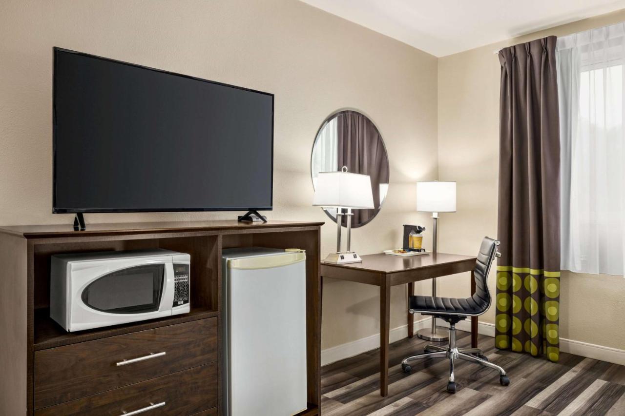 Super 8 by Wyndham Sarnia ON Hotel Bagian luar foto