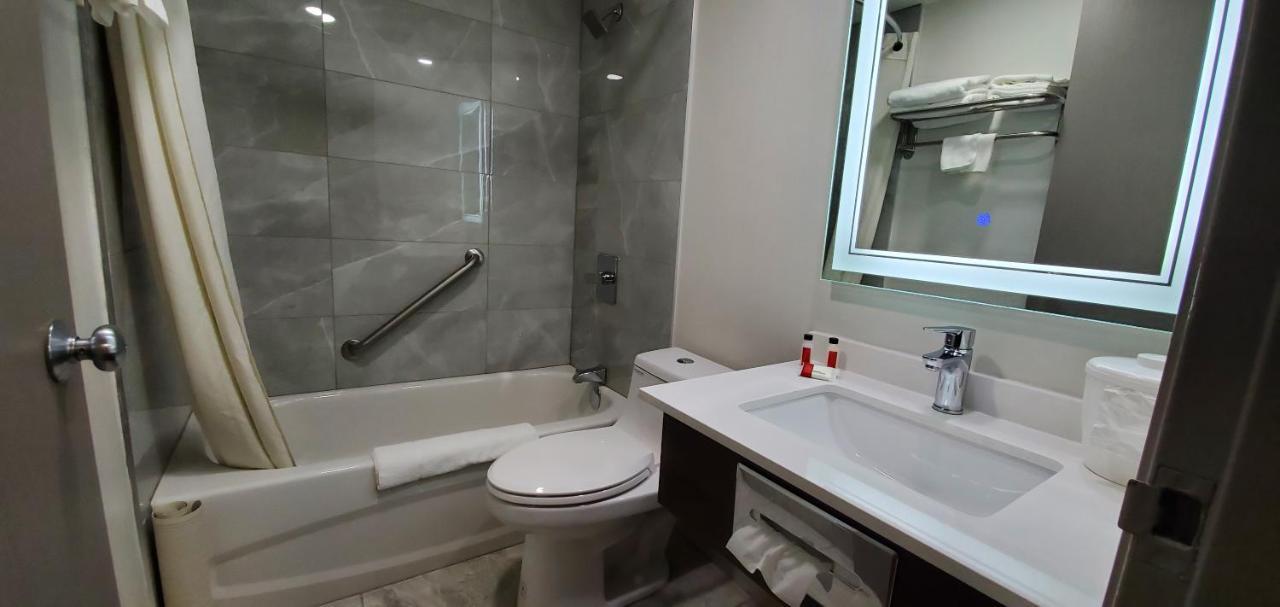 Super 8 by Wyndham Sarnia ON Hotel Bagian luar foto